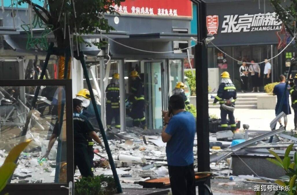 山东泰安一商铺突发爆炸致12人受伤，现场被严重破坏，一片狼藉