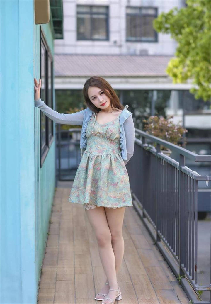 米白色半身裙搭配黑丝高跟鞋,长发飘飘的美女,有点摩登的感觉_网络