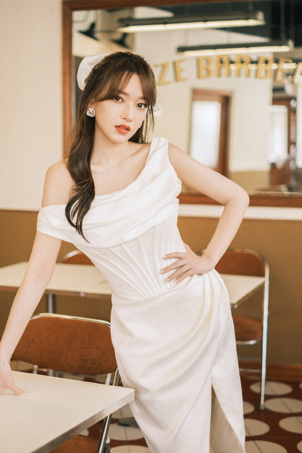 程潇最新写真大片释出 穿开叉裙秀美腿笑容甜美