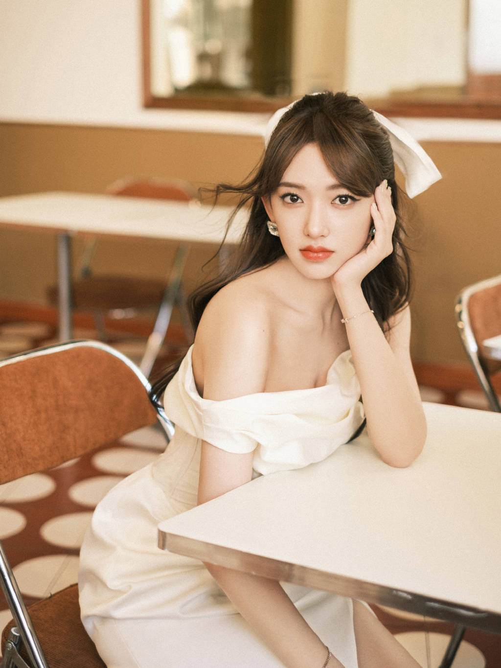 程潇最新写真大片释出 穿开叉裙秀美腿笑容甜美