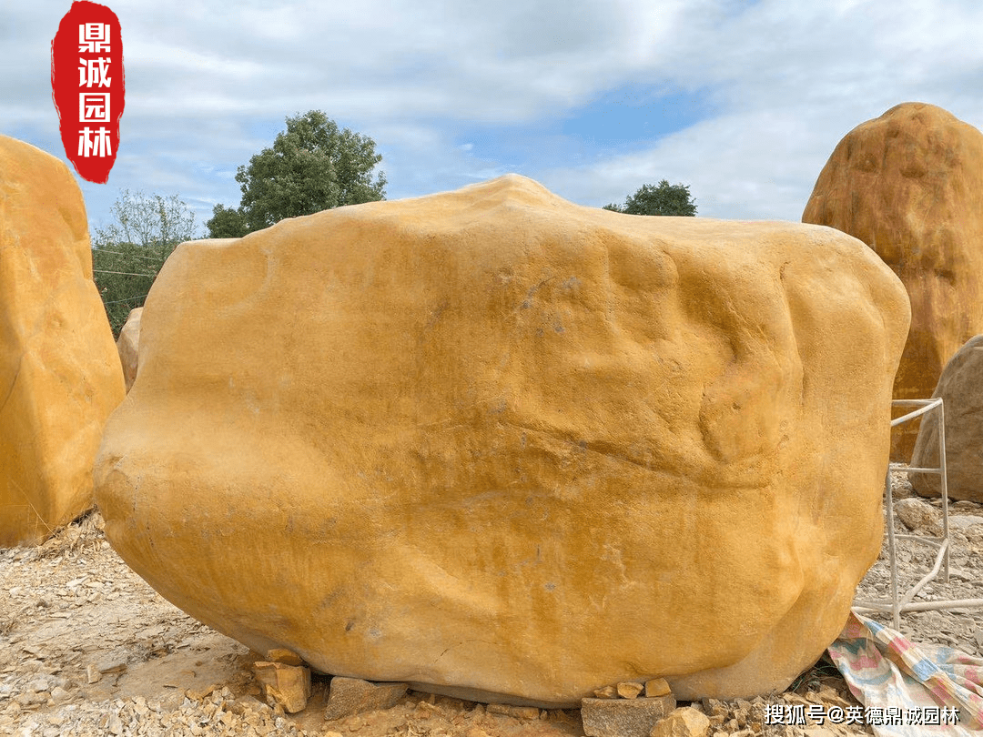 黄蜡石驳岸置石的赏析 湖边围边景观石案例 粉紫色