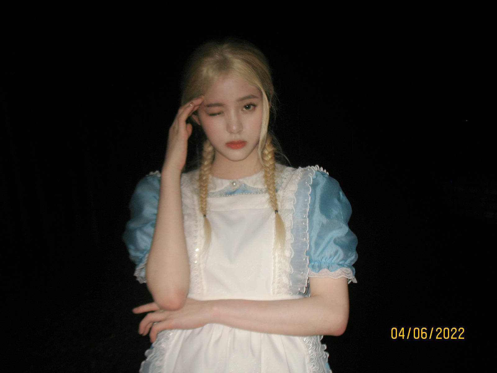 欧阳娜娜梦幻cos爱丽丝 金发造型有梦游仙境那味了