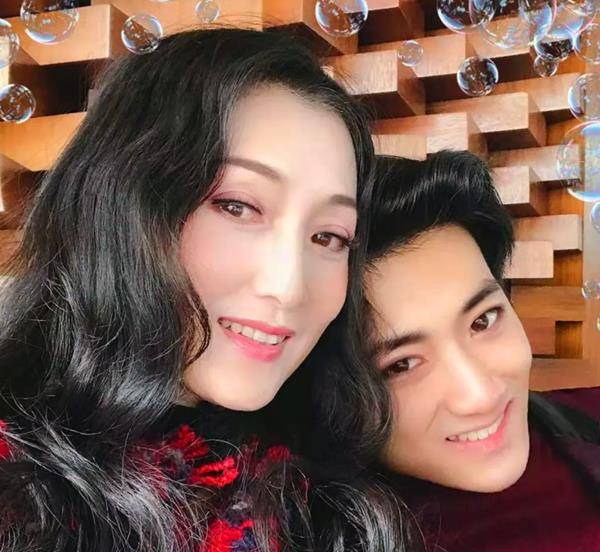 如今,林芳兵还在幸福地和丈夫李凌卿卿我我,她的婚后生活就像公主一样