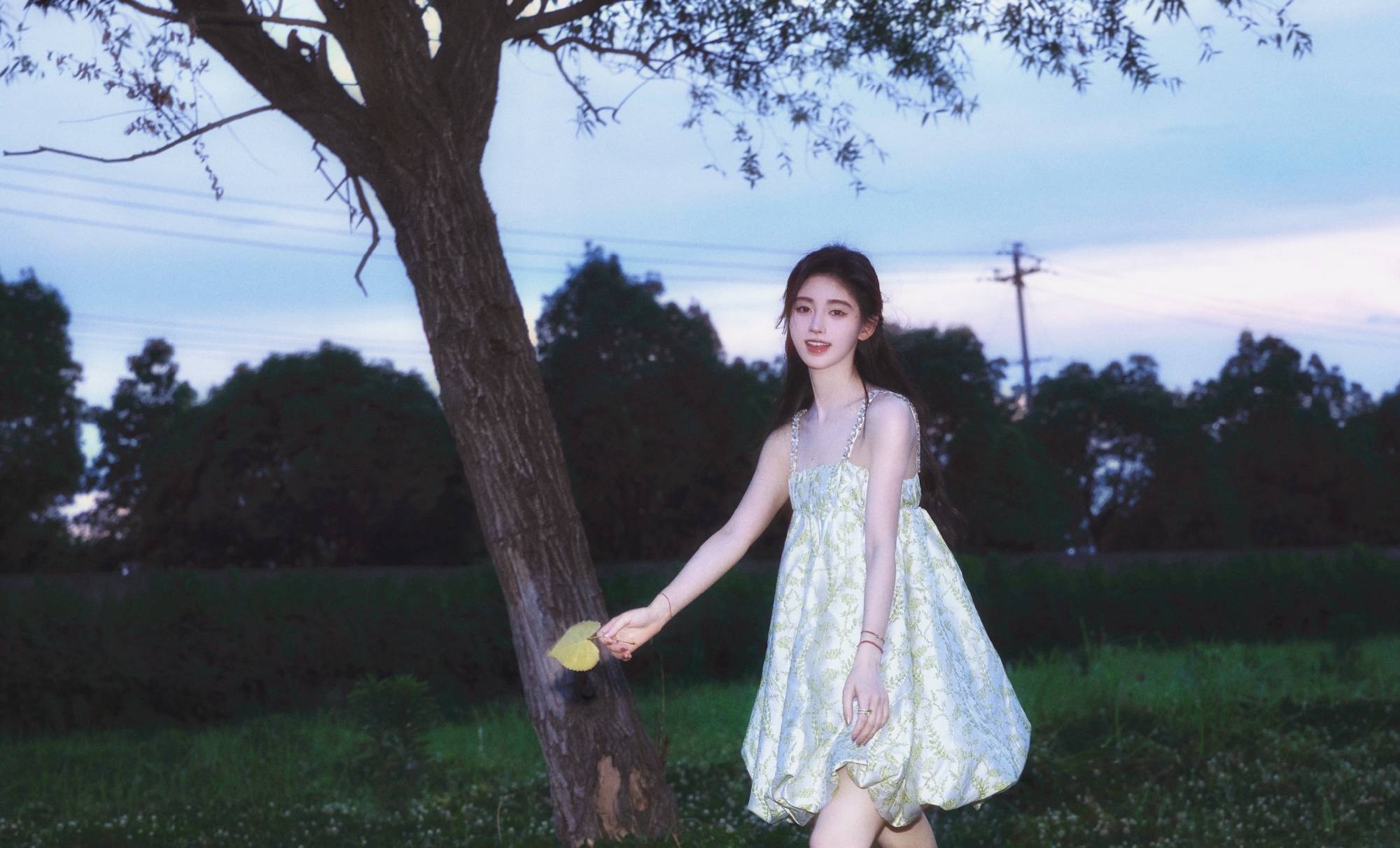 鞠婧祎穿碎花吊带裙清纯灵动 乖巧活泼似小猫咪