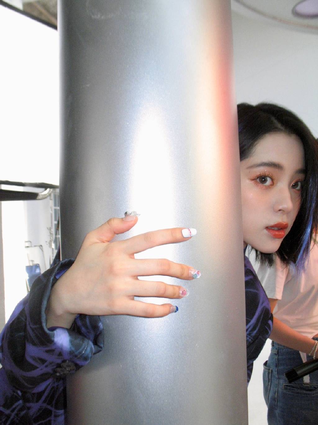 欧阳娜娜蓝色挑染短发造型 戴护目镜搞怪十分可爱