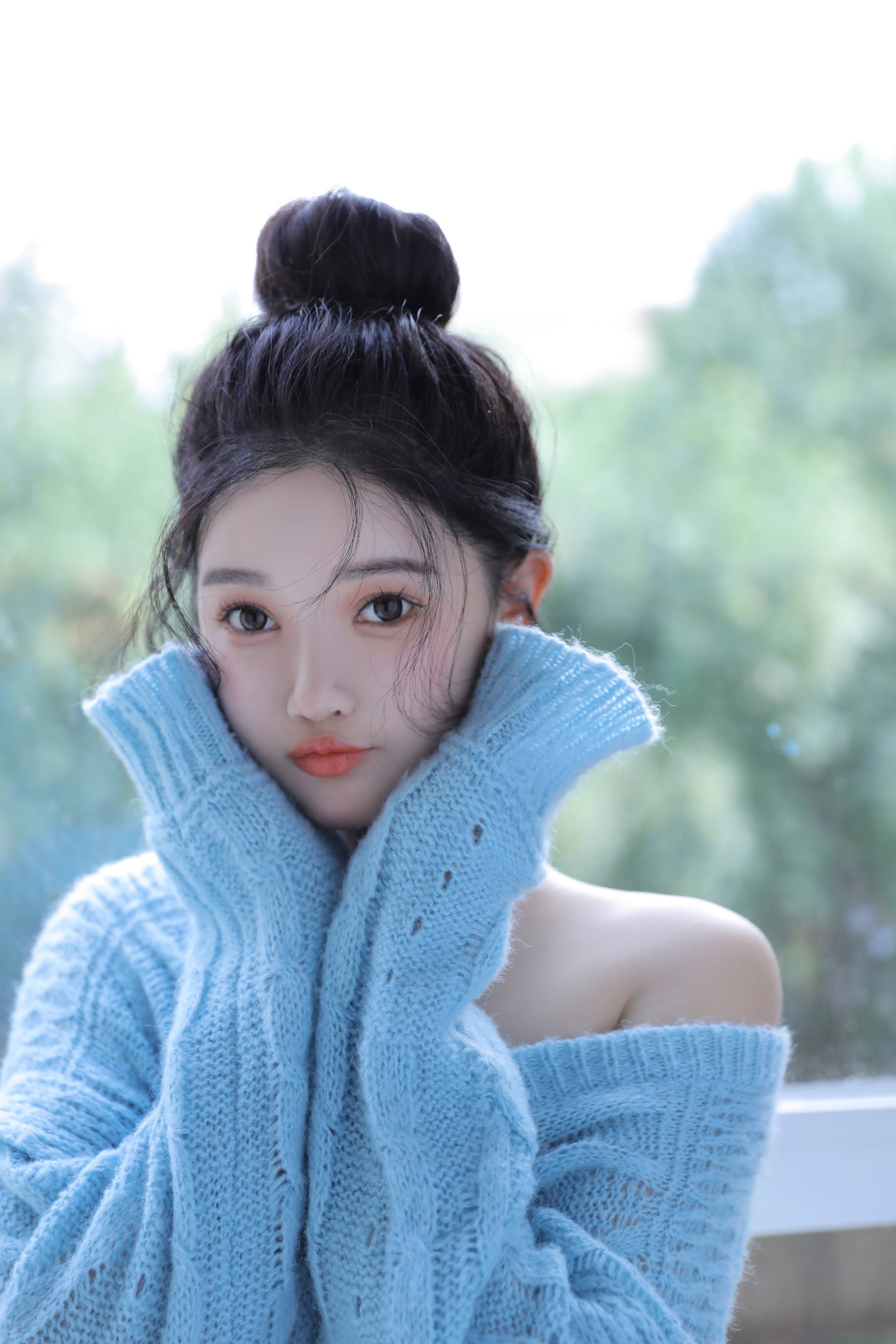 孙心娅拍时尚大片天空蓝抹胸毛衣香肩微露好身材显露无疑