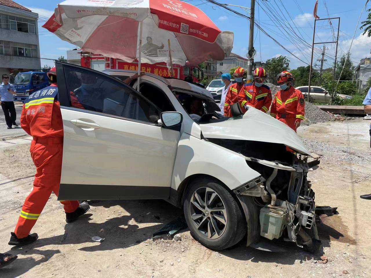 教训抢道抢出三车相撞车祸黄梅消防巧妙救人