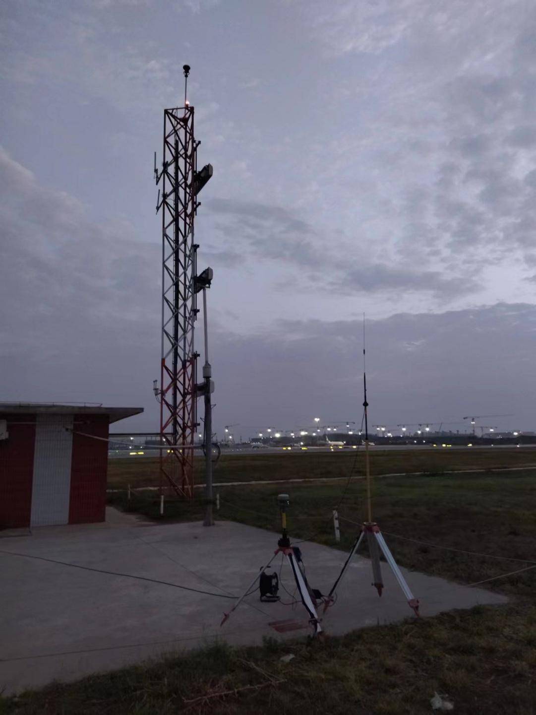 西北空管局空管中心技保中心导航室圆满完成两套仪表着陆系统校飞工作