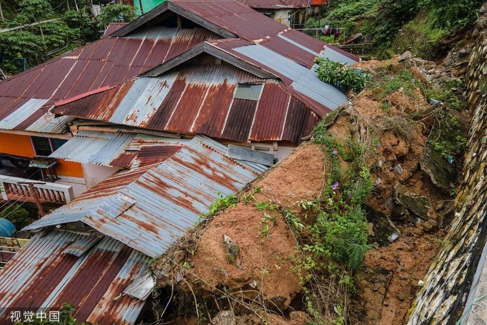 印尼肯达里强降雨致山体滑坡 居民住房被严重破坏-搜狐大视野-搜狐新闻