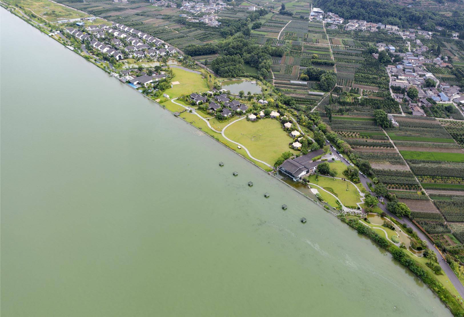 2022年7月2日,四川省眉山市青神县汉阳湖景区,绿意盎然美景如画.