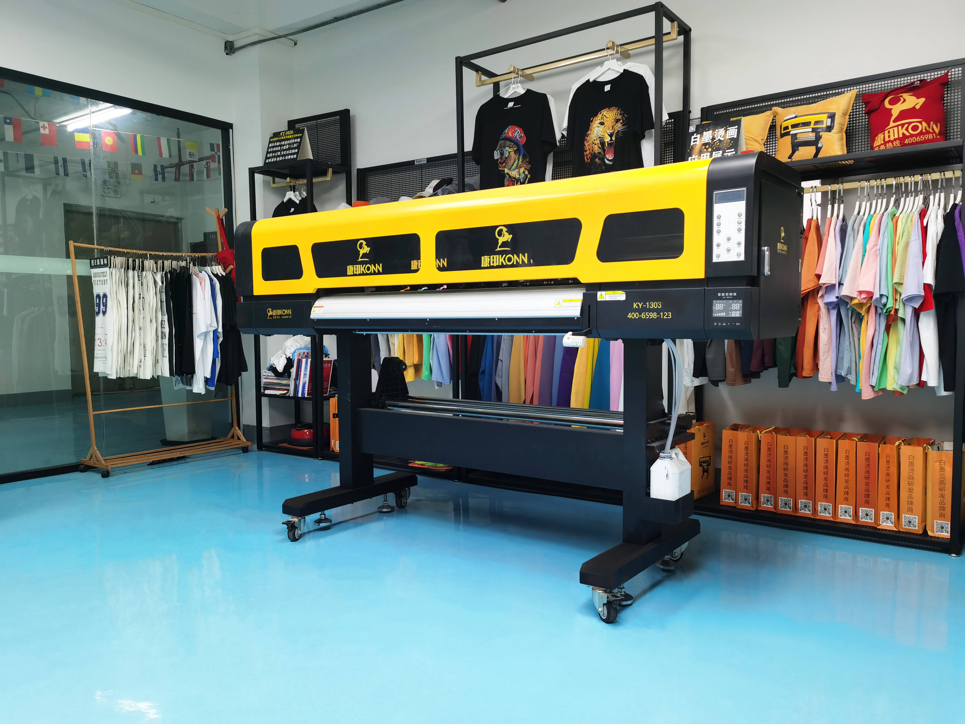 白墨柯式烫画打印机给t恤服装烫印行业带来的新商机_易龙三维_uv平板
