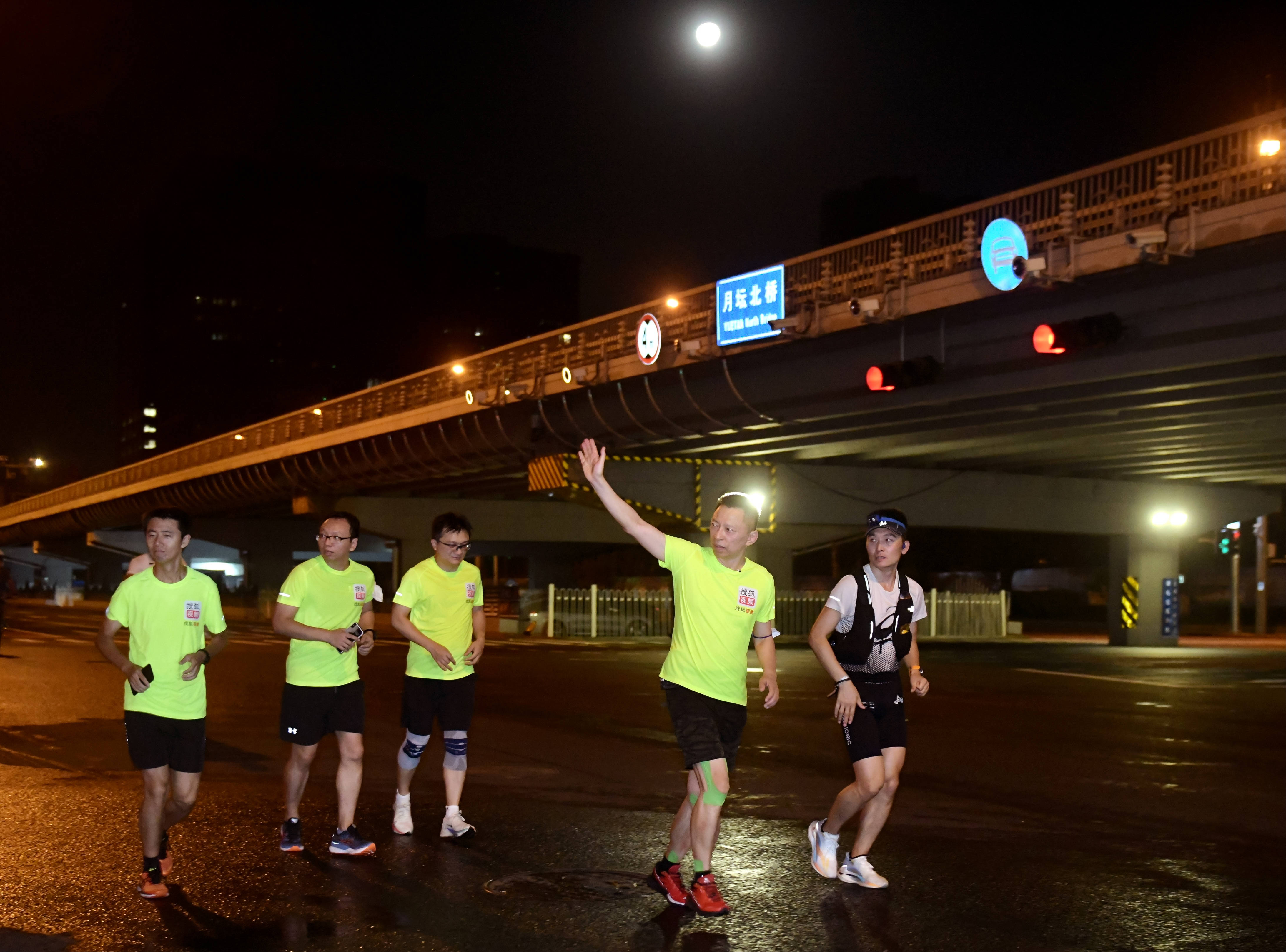 张朝阳夜跑北京二环33公里 称人活着就得搞事情！