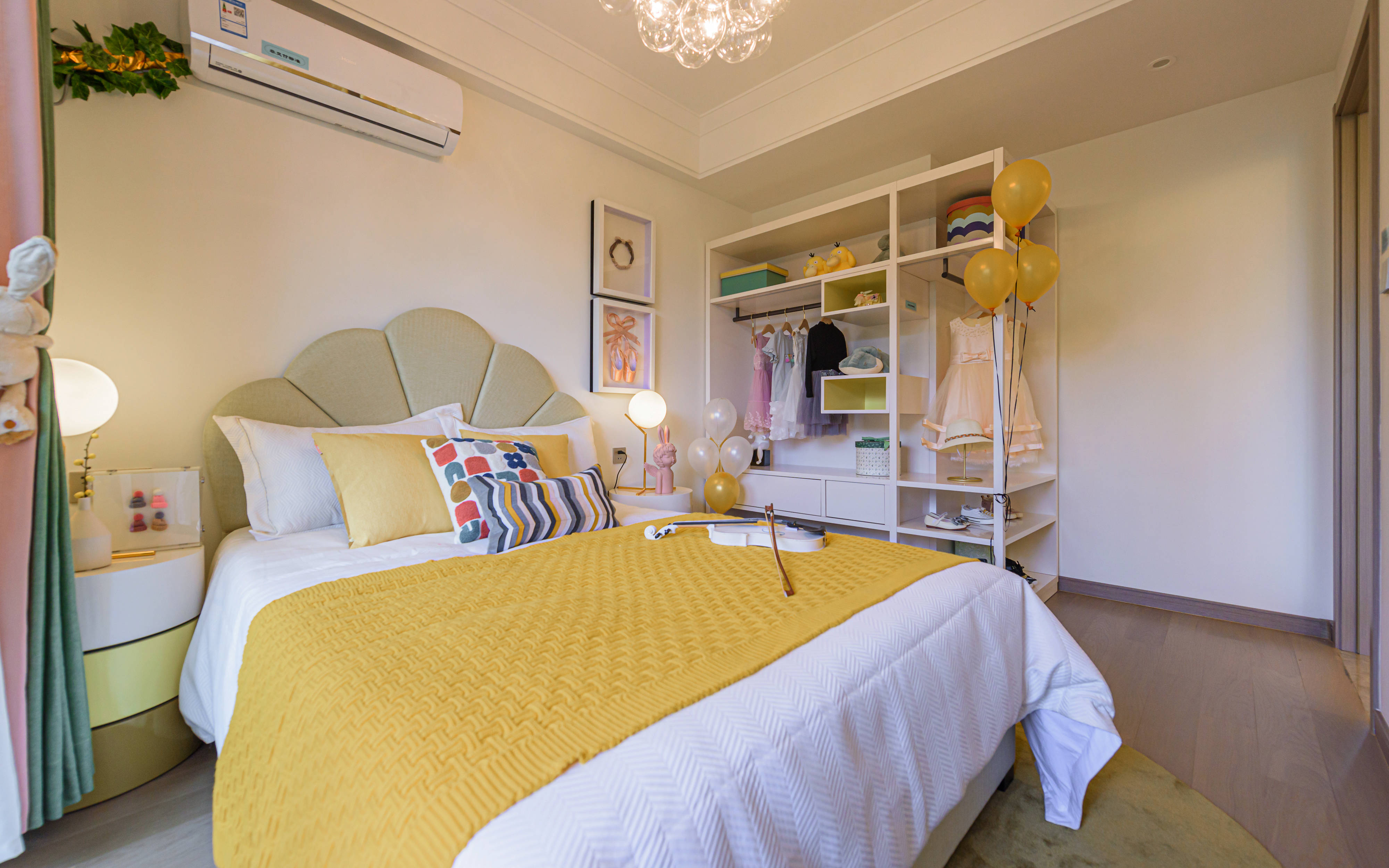 彰显出一份宁静与闲适,简洁优雅的室内空间布置,精装修样板房给人千篇