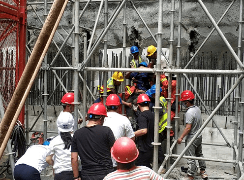 西安一建筑工地工人发生高空坠落事故,消防员紧急救援_进行_脚手架