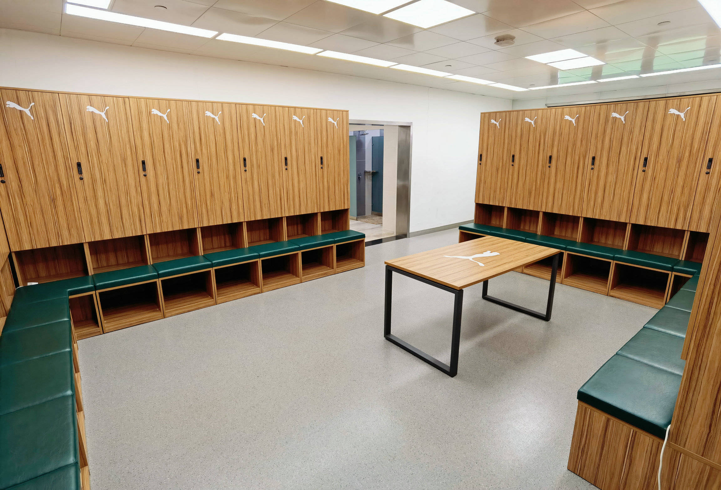 是红塔基地享受不到的,比如淋浴室,球员更衣室,会客厅等,最近甚至还