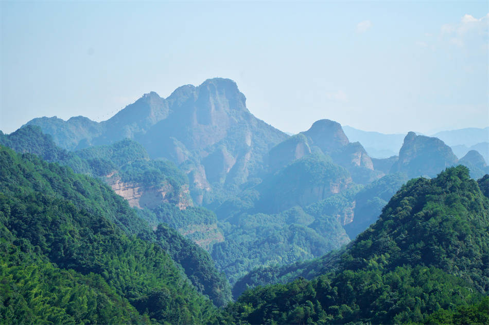 湖南：邵阳，崀山，各不相让、挤成一堆的辣椒峰丛