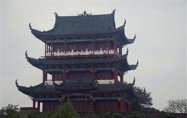 江西最大的城市，被誉为“宋代博物馆”，保留着我国唯一宋代城墙