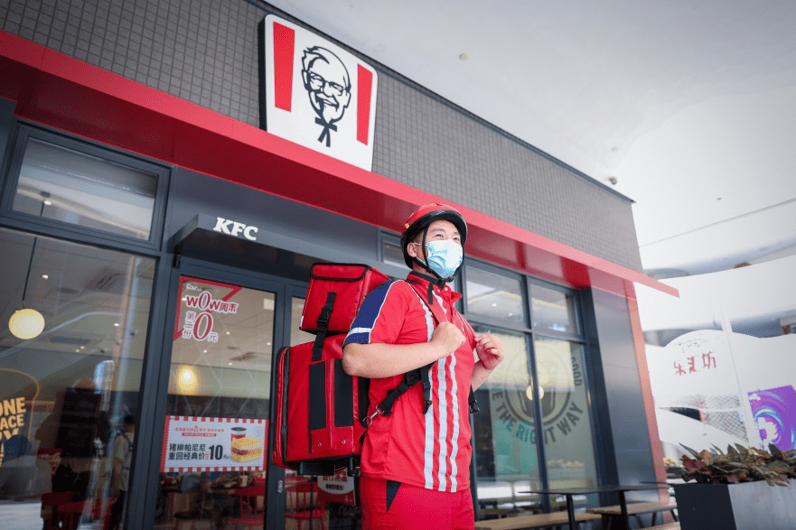 炎炎夏日肯德基红骑士为烈日下的广州户外工作者送惊喜