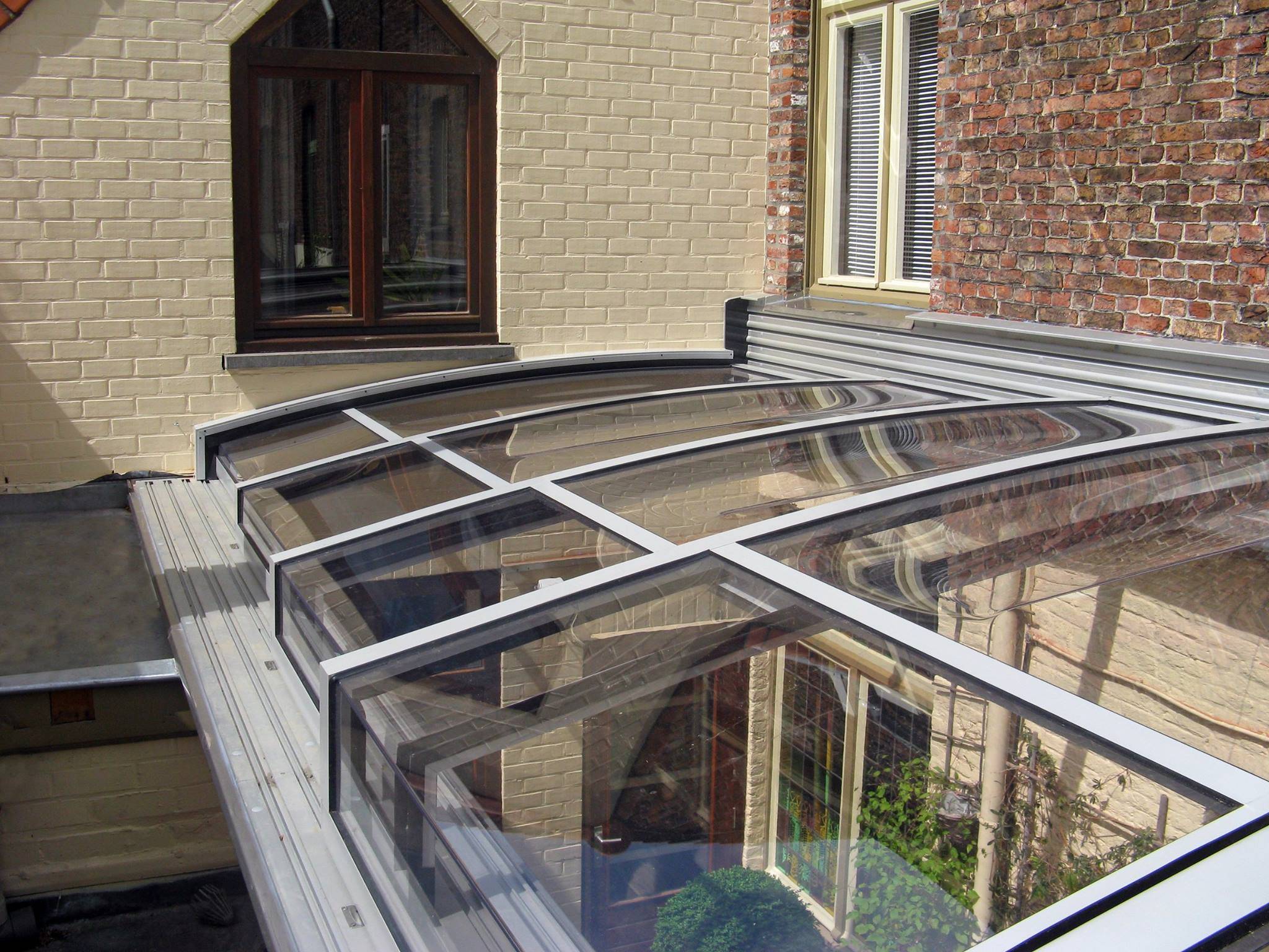 下沉式庭院别再用玻璃封了新型智能移动阳光房才是最佳选择