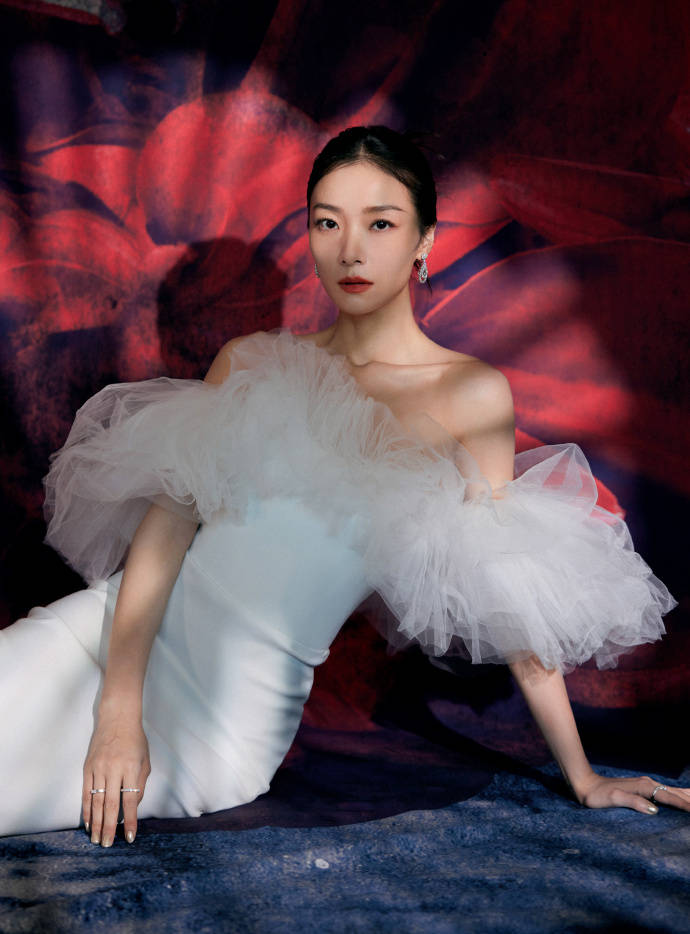 齐溪百花奖红毯造型释出穿修身白裙尽显东方美