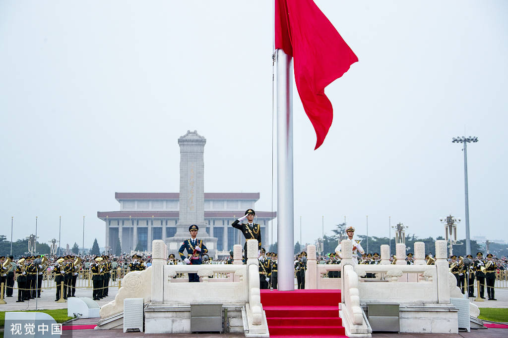 喜迎八一建军节 数万群众天安门广场观看升旗仪式-搜狐大视野-搜狐新闻