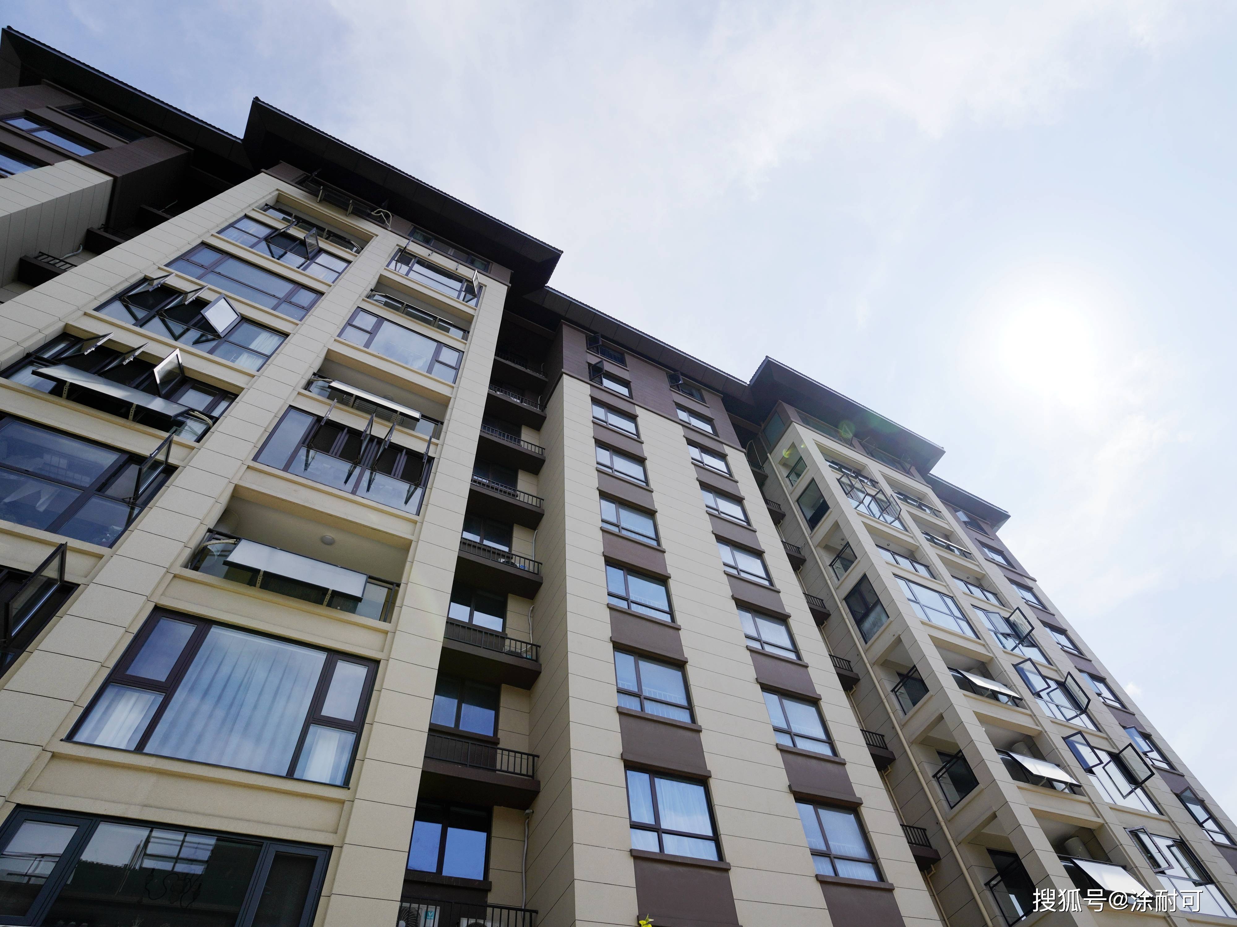 经常跑工地的人都知道,很多住宅小区大体量建筑外立面施工后的完工