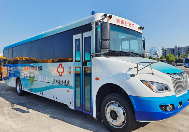 多辆体检车前往乡下,东风超龙5g智慧移动体检车保障基层人民健康_检查