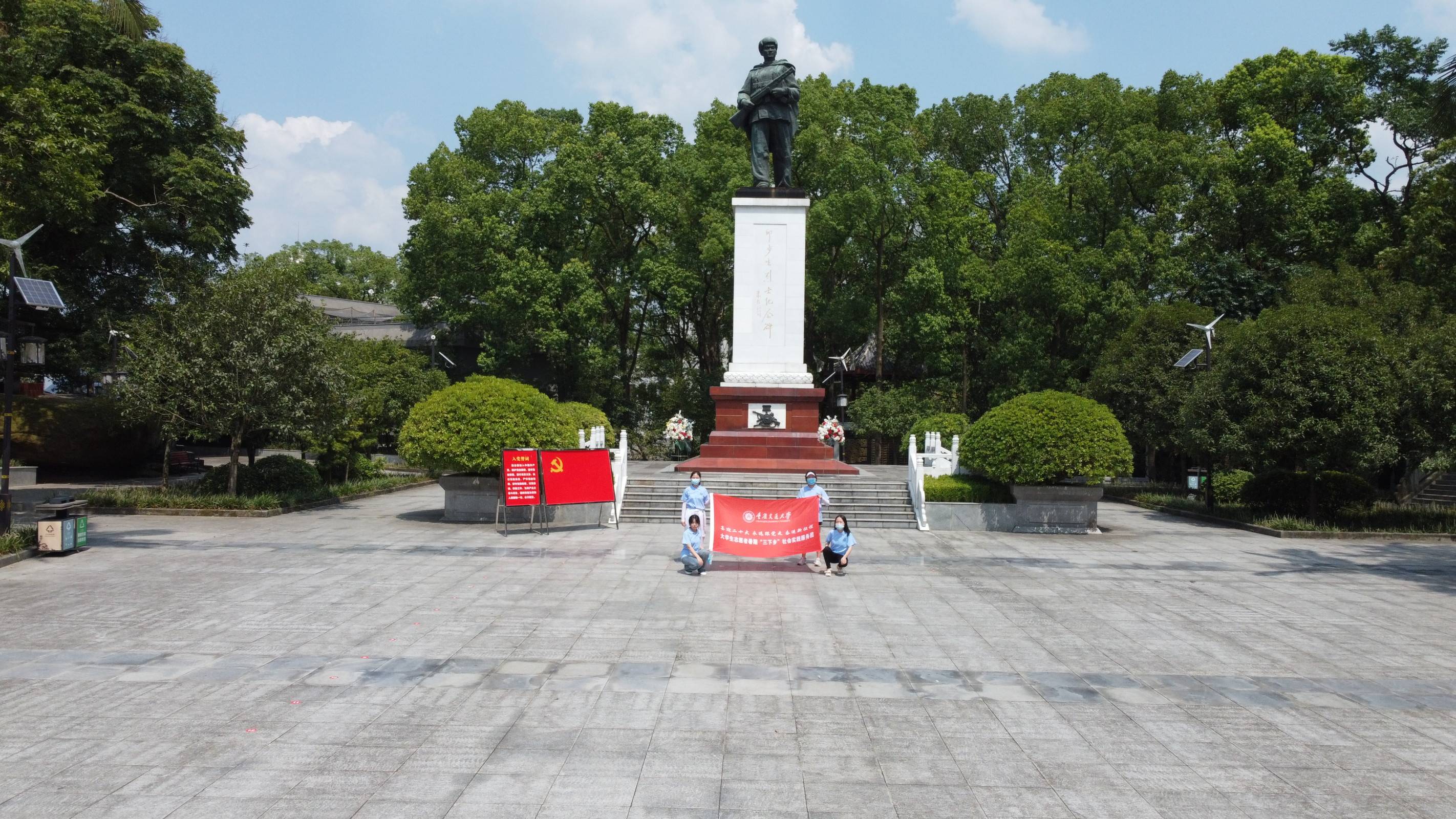 实践团成员在烈士馆门口合影实践团成员为邱少云烈士精神普及推广助力