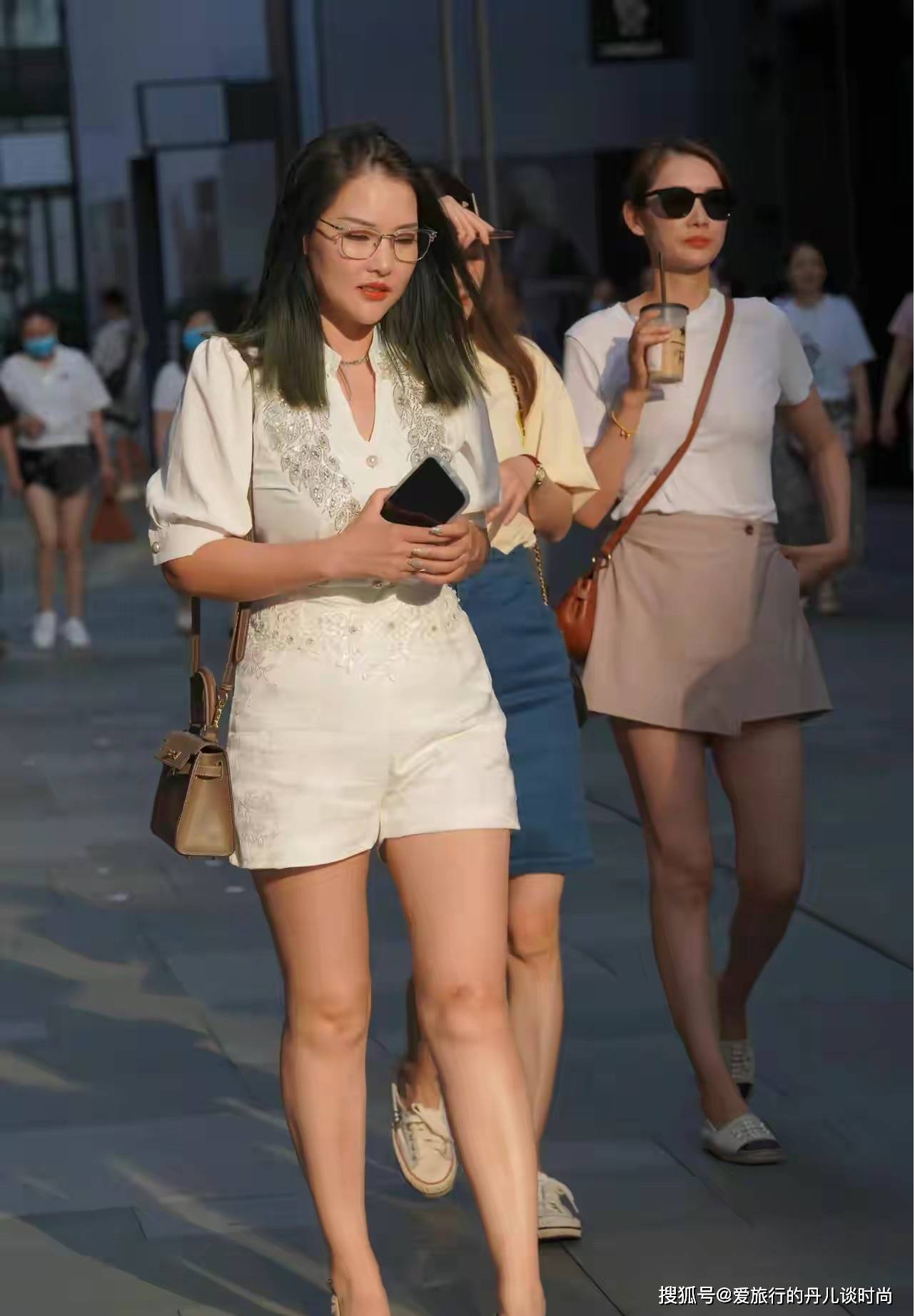 戴眼镜的微胖小姐姐身穿白色钉珠衬衫搭配同款休闲短裤,气质满满,优雅