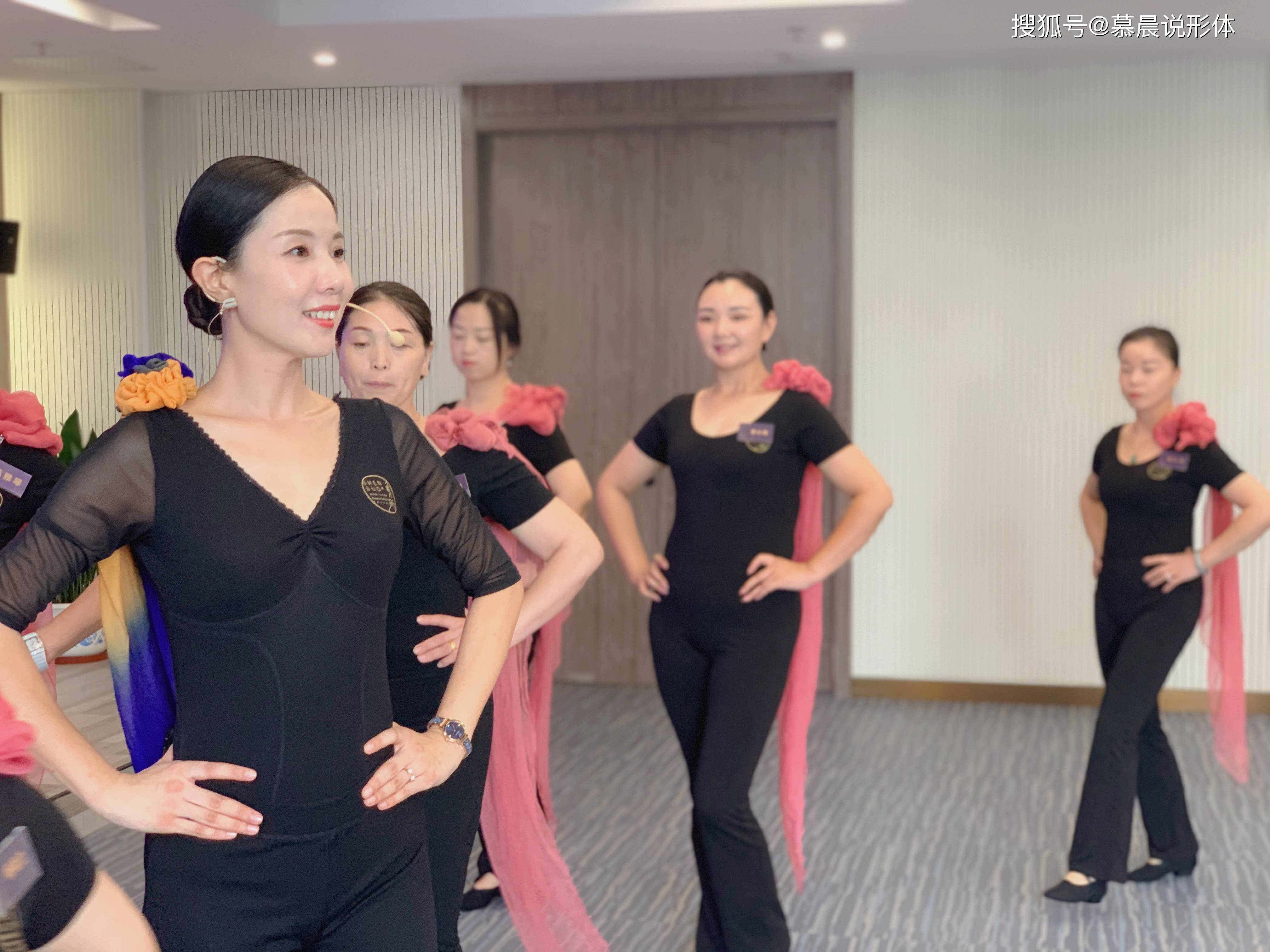 礼仪形体老师需要哪些证书?_训练_女性_椅子