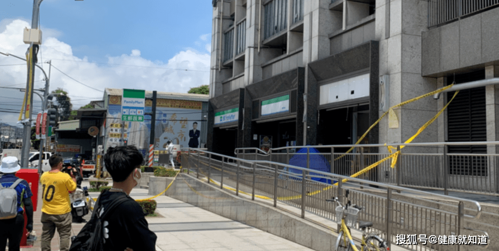 40岁台湾男艺人艾成坠楼摔落在地铁口当场死亡！遗言曝光看哭众人