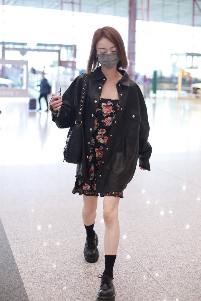 吴谨言黑色皮衣碎花裙现身机场酷飒女孩简约大方