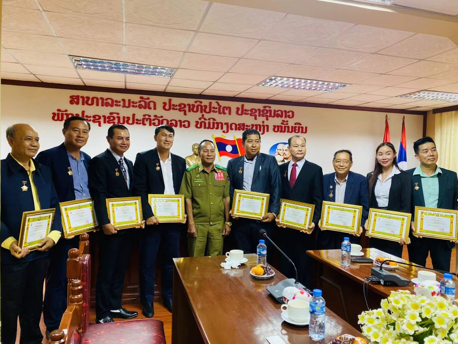 老挝国家公安部部长维莱·拉坎丰签发部长令 为公安部做出贡献的企业