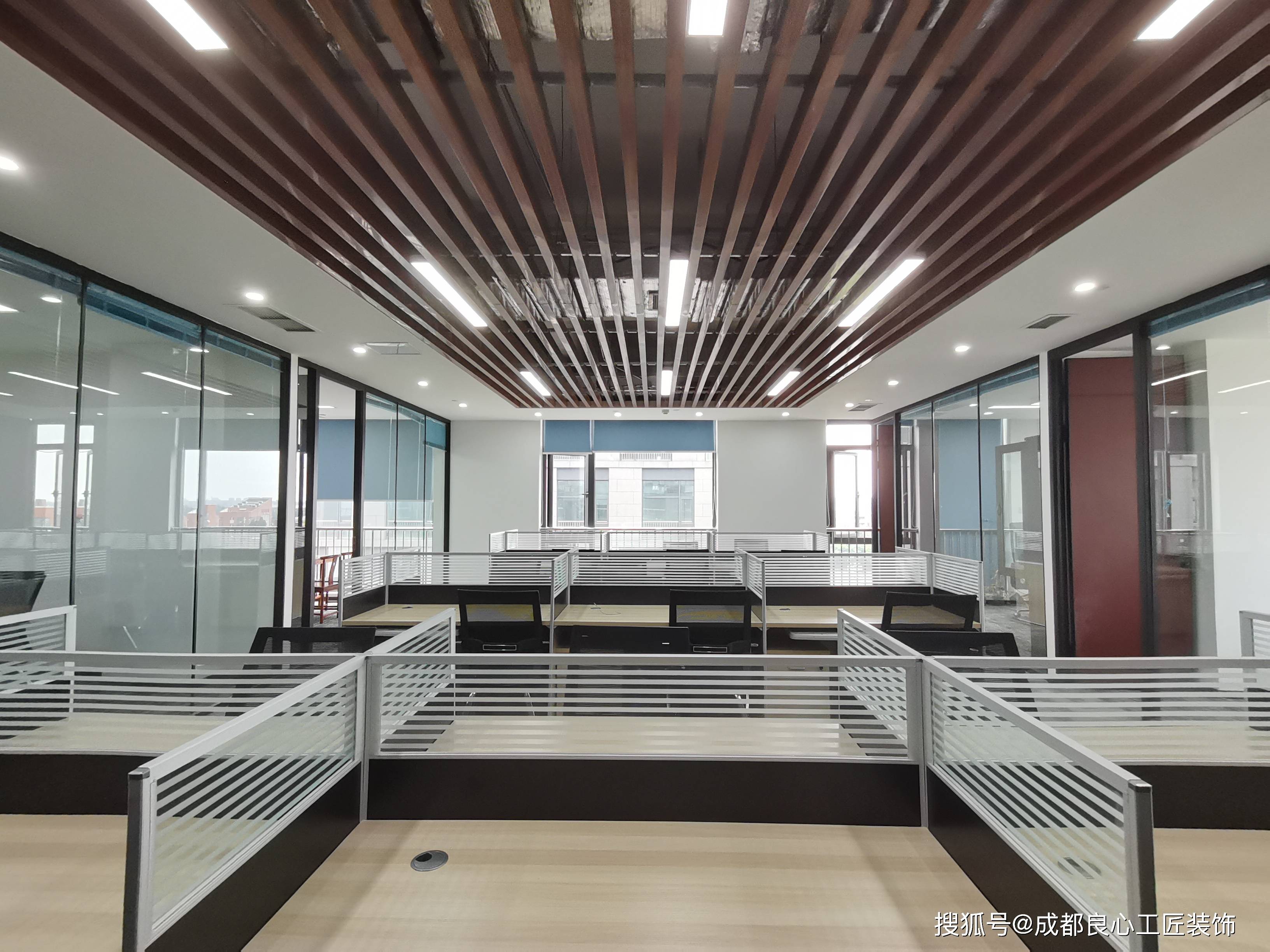 成都东航中心办公室装修案例实景-搜狐大视野-搜狐新闻