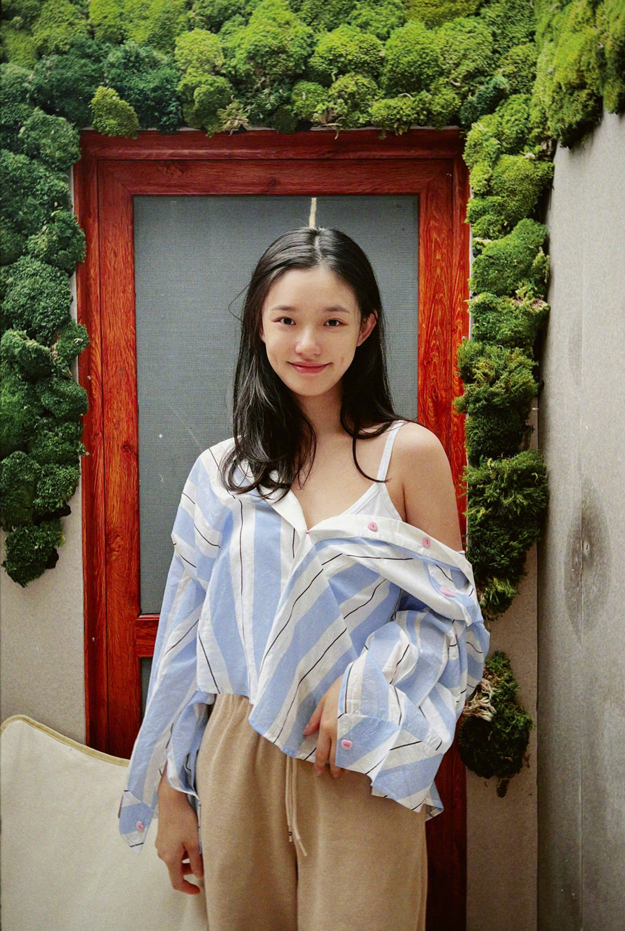 林允晒素颜照肌肤白皙笑容甜美 露香肩少女感十足-搜狐大视野-搜狐新闻