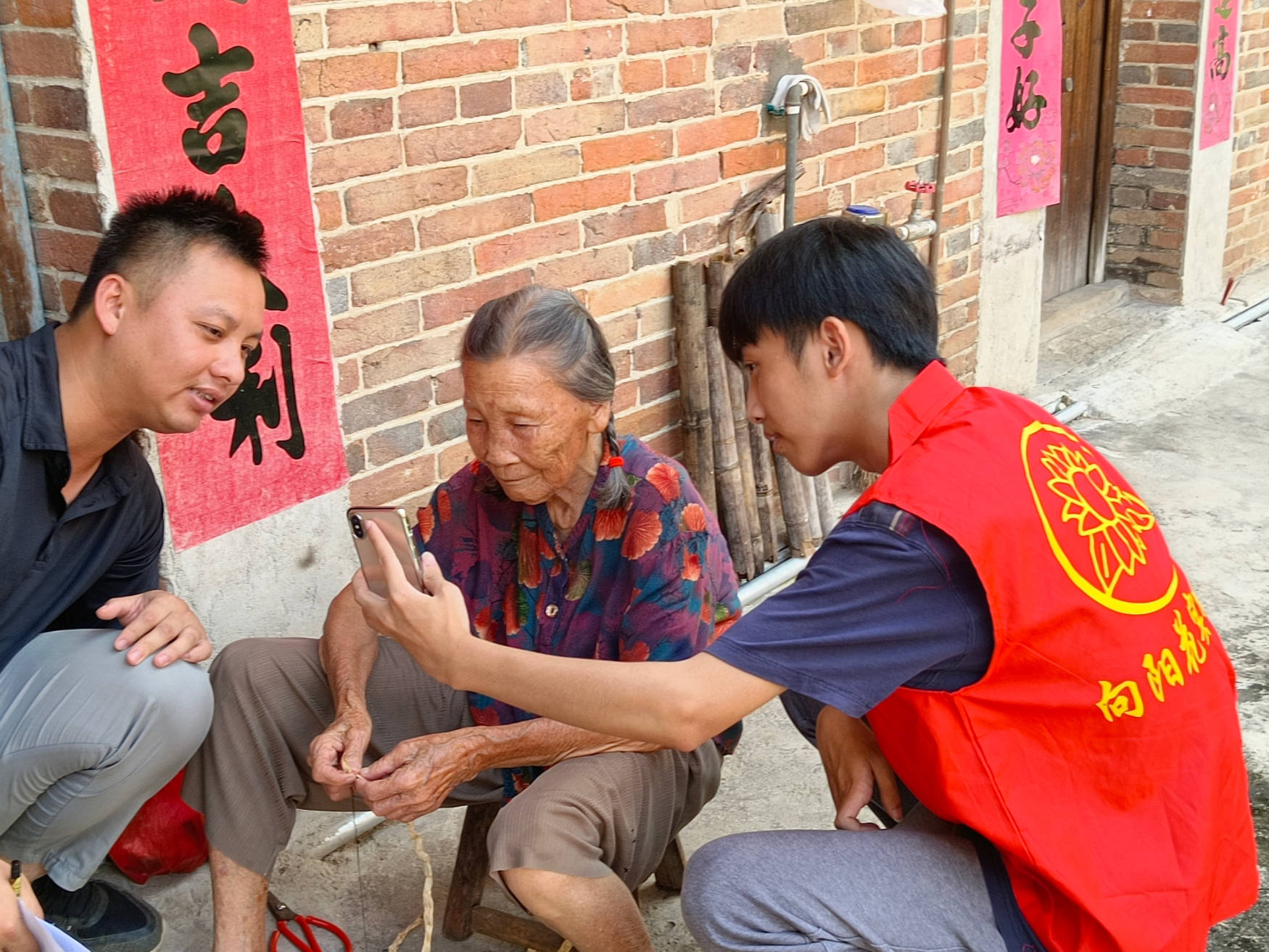 广职学子三下乡：深入走访调研，协助社保认证 搜狐大视野 搜狐新闻