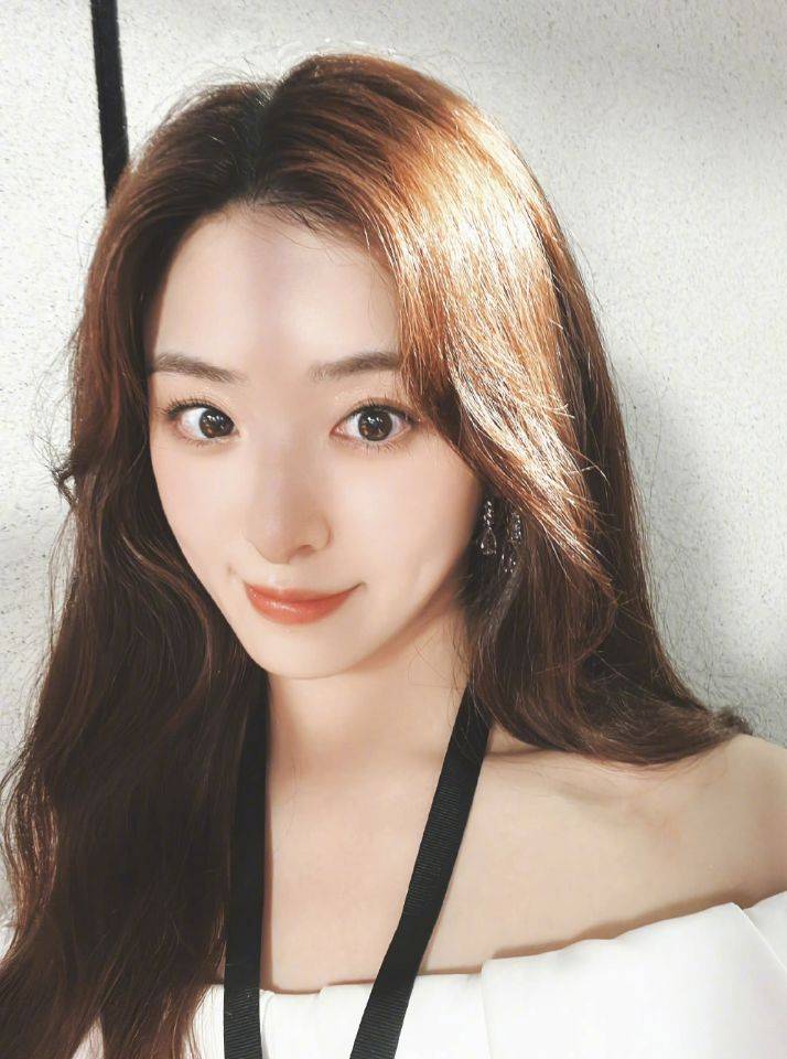 女明星张含韵时尚写真:甜美可爱、俊俏灵动-搜狐大视野-搜狐新闻