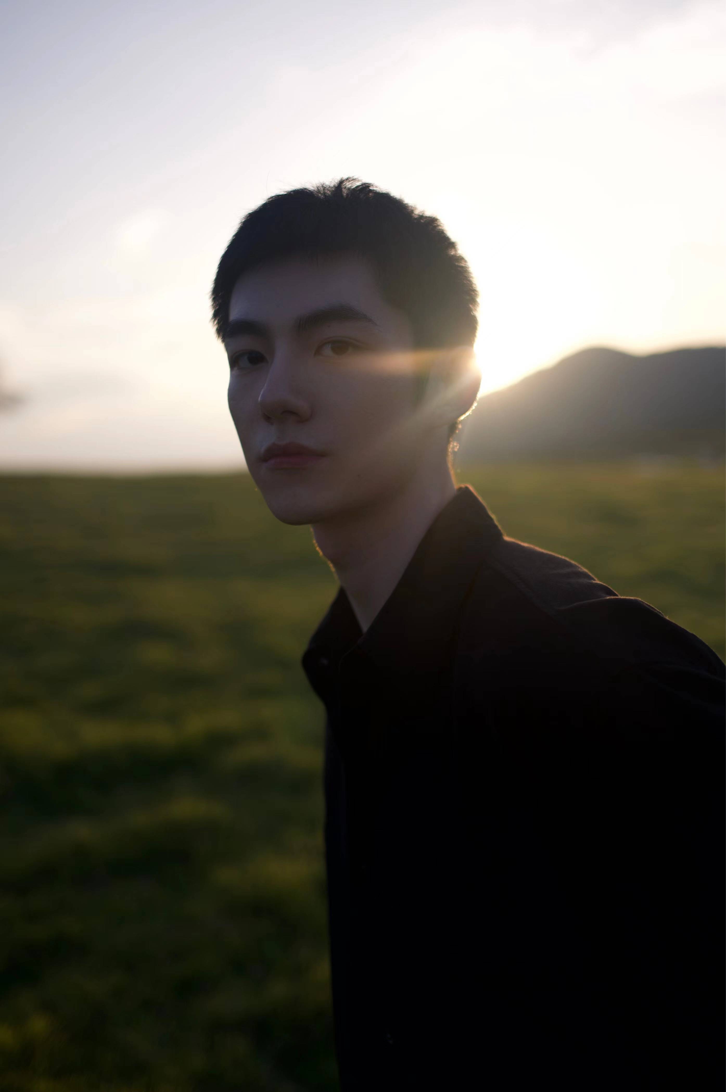 马浩东绿意暖阳写真 初秋男友风穿出时髦范-搜狐大视野-搜狐新闻