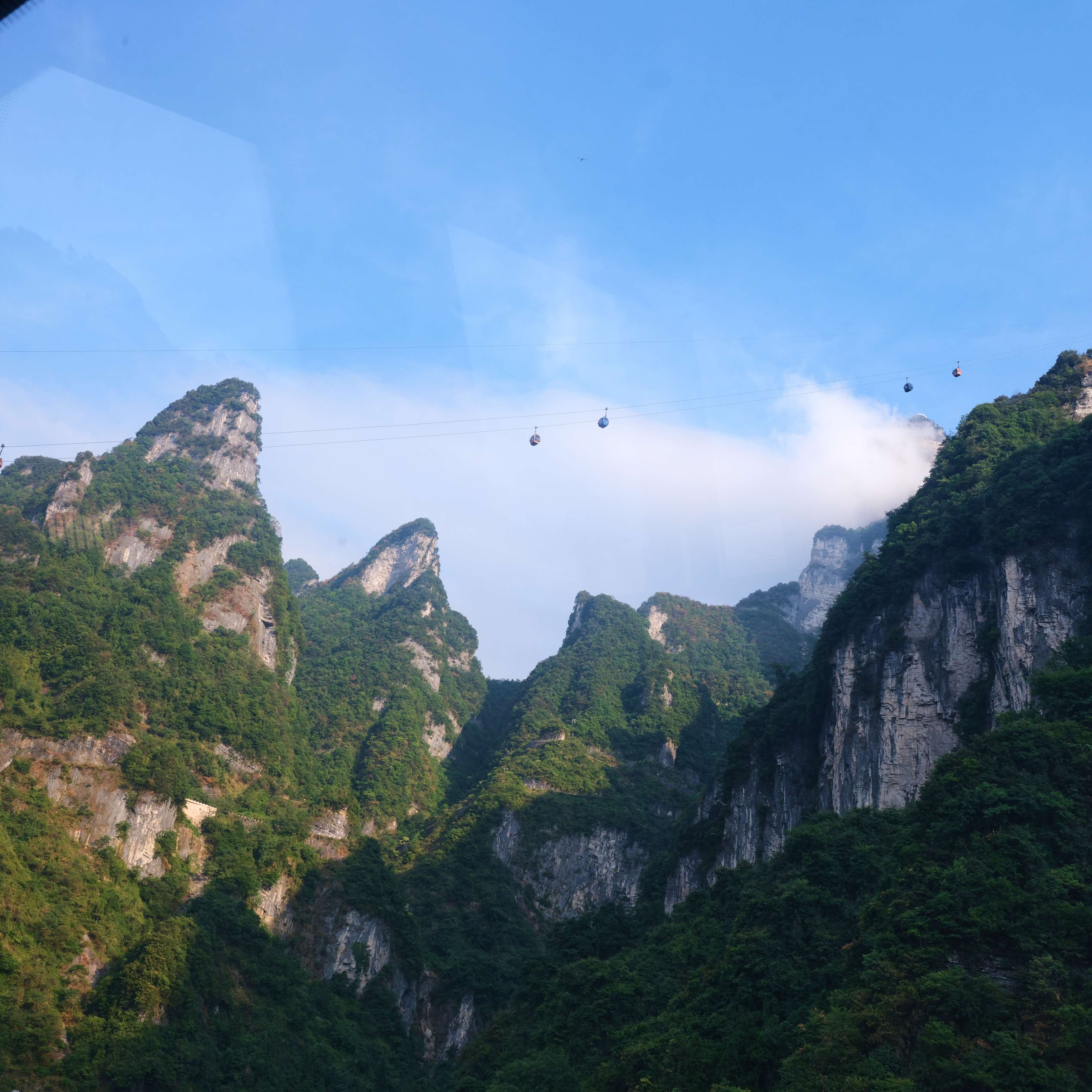 张家界秋雨过后 天门山现云海奇观 图/姚进-搜狐大视野-搜狐新闻
