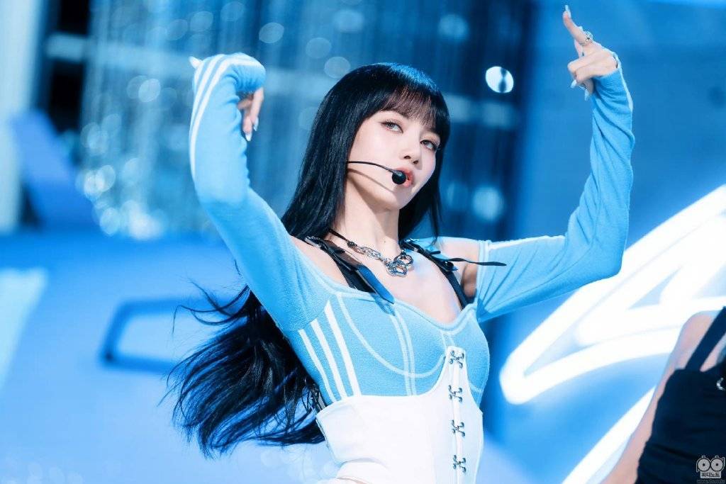 LISA黑直长造型太惊艳 搭蓝白修身裙成精致洋娃娃-搜狐大视野-搜狐新闻