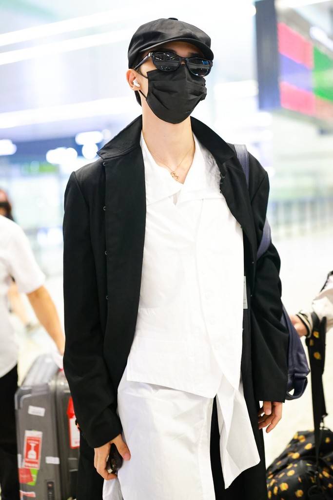 朱正廷上海机场出发身着黑色风衣帅气炸街