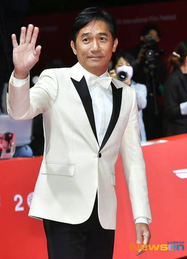 梁朝伟白西装亮相釜山开幕红毯 笑容腼腆表情开朗-搜狐大视野-搜狐