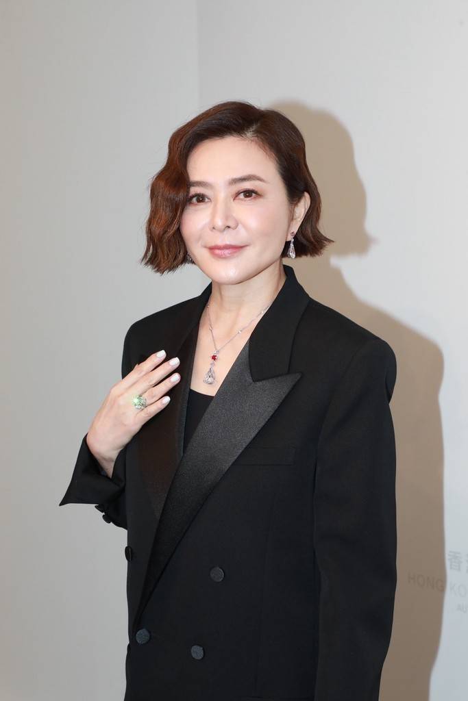关之琳全黑造型现身拍卖会 女神气质不减当年_电影_女性_香港