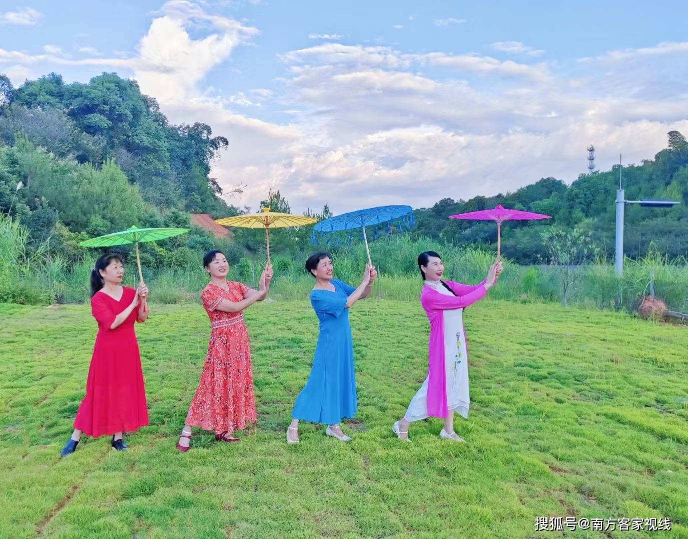 红妆花伞舞飞扬-搜狐大视野-搜狐新闻