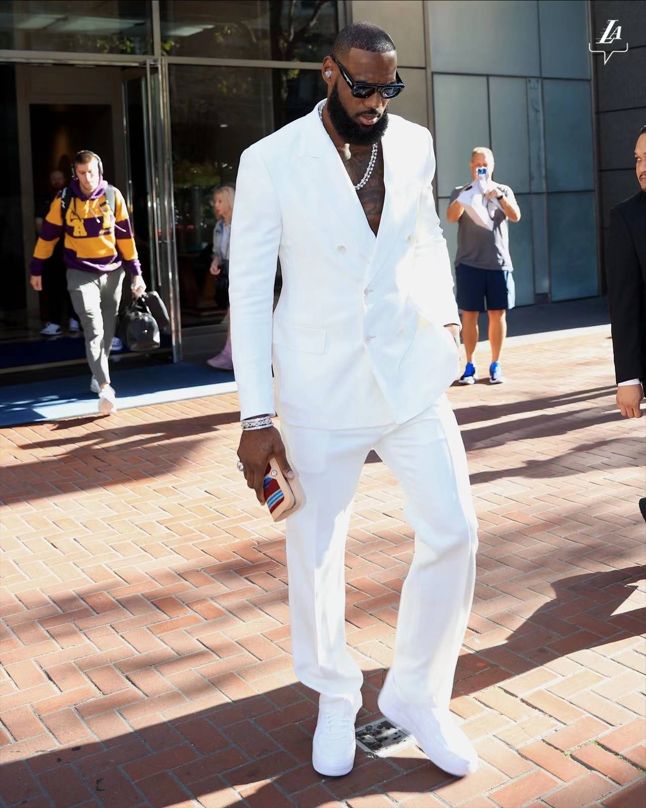 组图湖勇大战来袭詹姆斯一身白西装迎接第20季