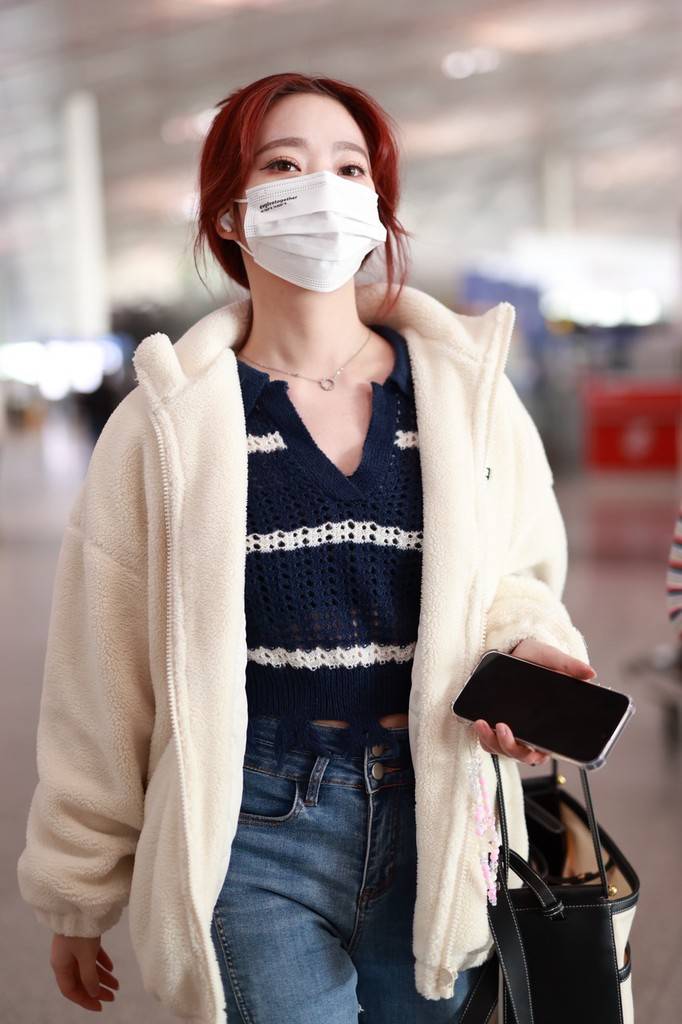 张紫宁北京机场出发身着白色羊羔毛外套甜美可爱