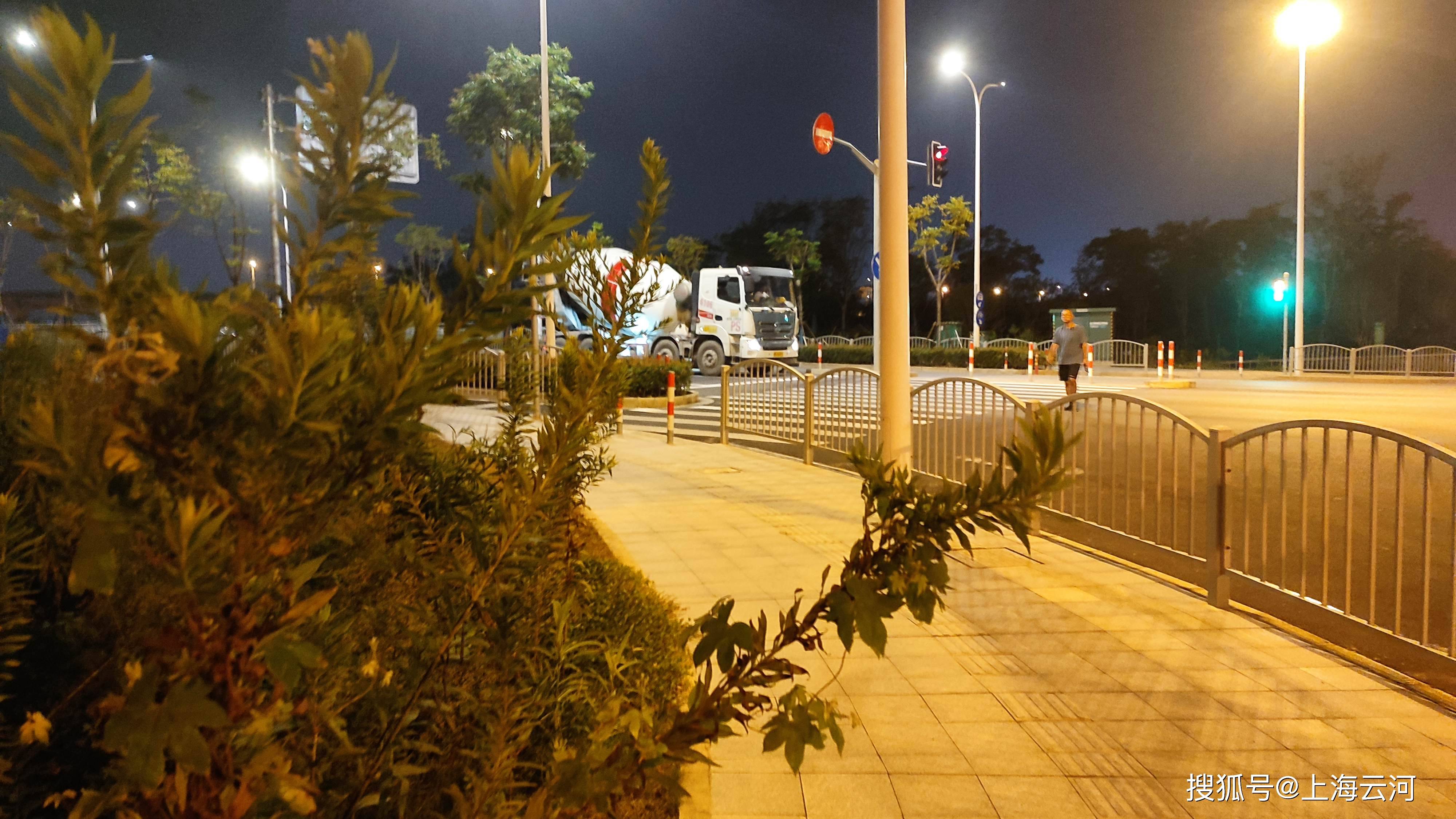 灯光下冷清的街头,不缺晚归的人(11)-搜狐大视野-搜狐新闻