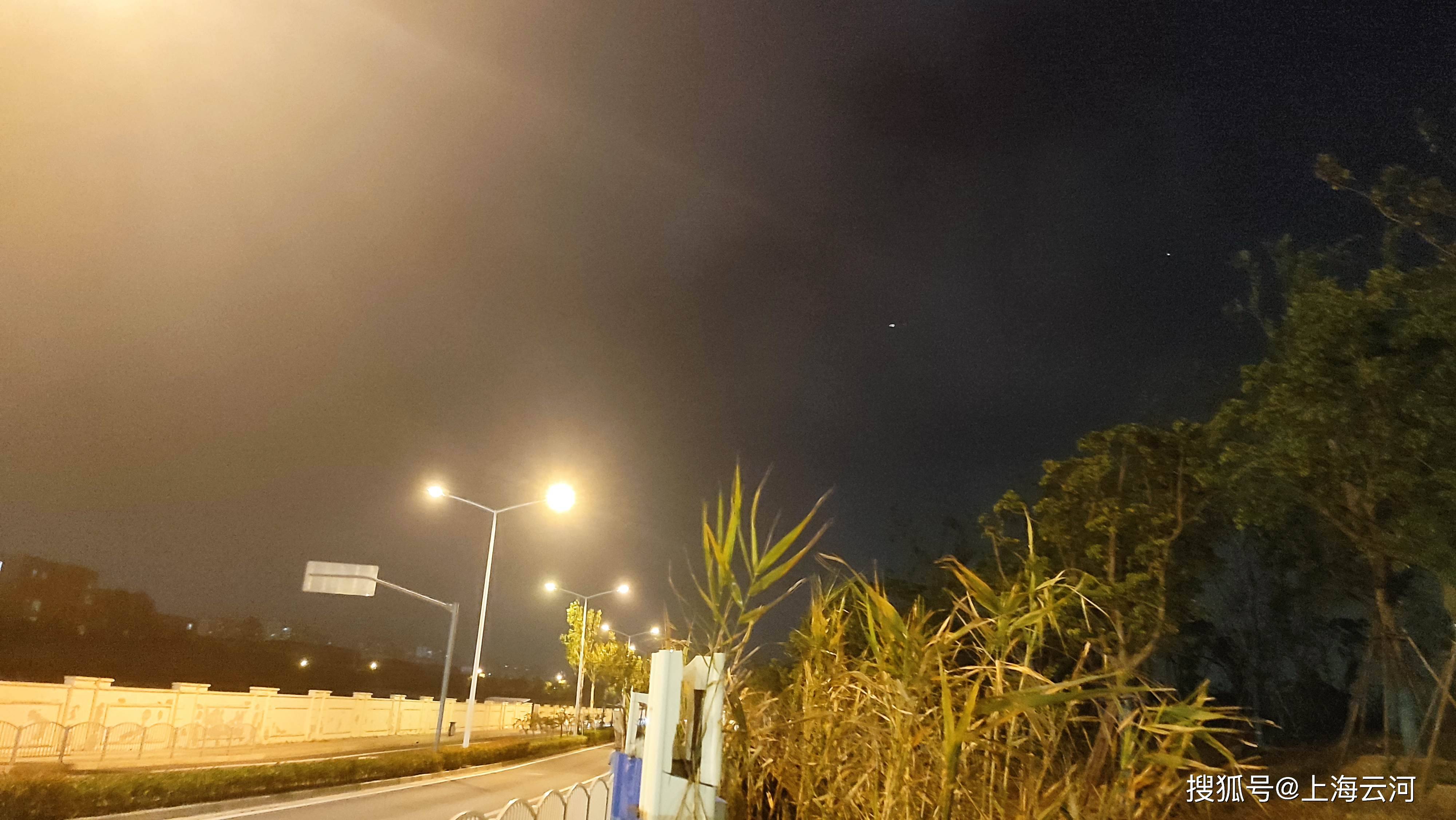 灯光下冷清的街头,不缺晚归的人(13)-搜狐大视野-搜狐新闻
