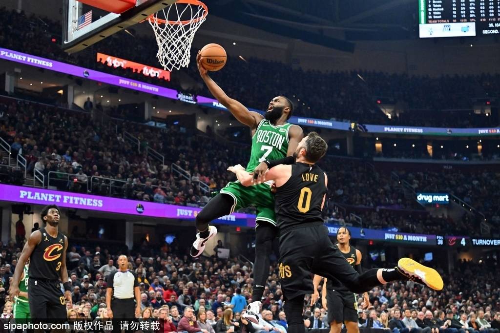 凯尔特人加时鏖战逆转胜 球队核心末节爆发砍下三十分带队登顶东部榜首