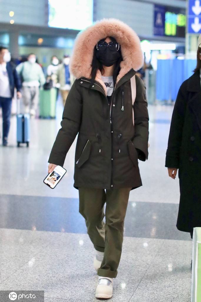 陈妍希现身北京机场身着军绿色派克服保暖休闲